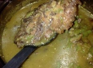Una foto de Tortitas de carne de res y ejotes en chile verde