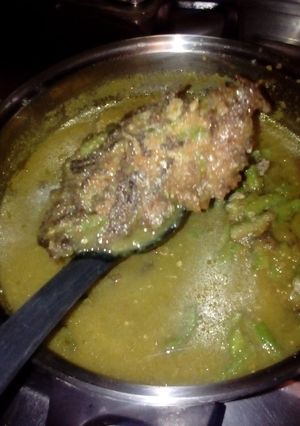 Una foto de Tortitas de carne de res y ejotes en chile verde