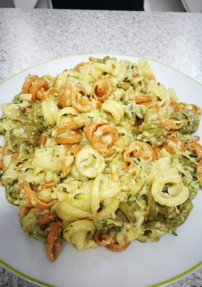 Una foto de Pasta corta con salsa vegana de almendras