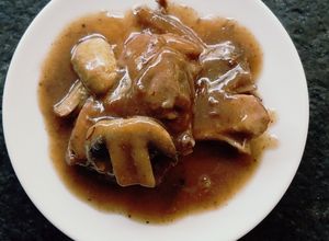 Una foto de Pollo Coq  aú  vin  al estilo María..