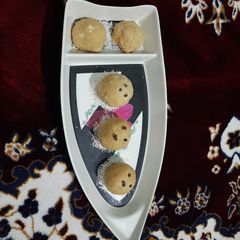 A picture of Bengal gram, til & peanuts laddu.