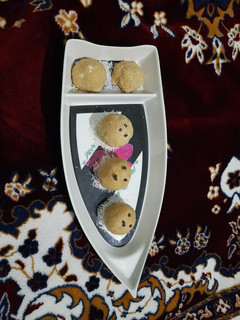A picture of Bengal gram, til & peanuts laddu.