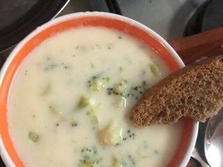 شوربة بروكلي بقطع الدجاج