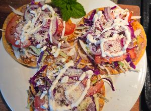 Una foto de Tostadas de Pollo en Salsa de Chipotle
