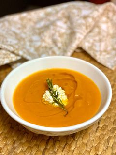 Una foto de Crema de zanahoria, naranja y romero