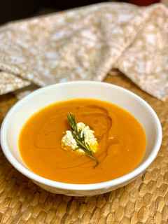 Una foto de Crema de zanahoria, naranja y romero