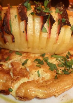 Una foto de Papas abanico con panceta sobre una base de soufflé con paprika