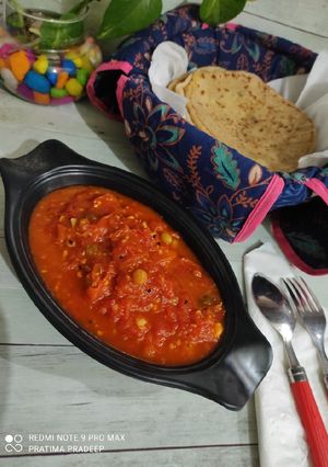 खट्टी मीठी टमाटर चटनी(khatti meethi tamatar chutney recipe in hindi) रेसिपी मुख्य फोटो