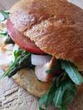 Pulled Lachs Burger mit Radieschen und grünem Spargel