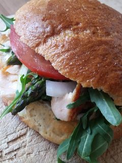 Pulled Lachs Burger mit Radieschen und grünem Spargel Rezepthauptbild