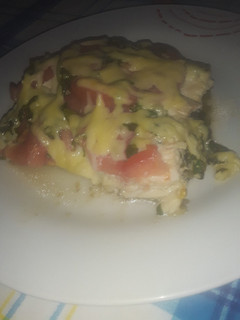 Una foto de Pechuga de pollo con berenjena tomate y queso