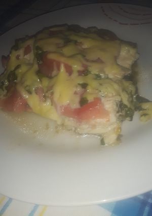 Una foto de Pechuga de pollo con berenjena tomate y queso