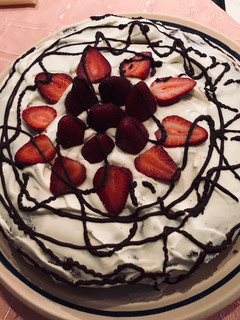 Una foto de Torta postre de chocolate con crema chantilly y frutillas