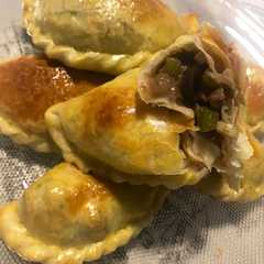 Una foto de Empanadas de carne cortada a cuchillo 🥟