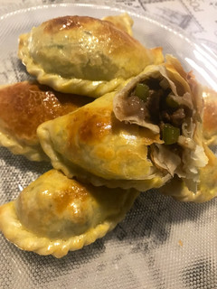 Una foto de Empanadas de carne cortada a cuchillo 🥟