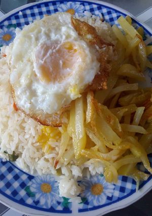 Una foto de Papas fritas con huevo