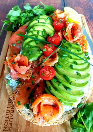 Une photo de Tartine saumon, avocat et concombre