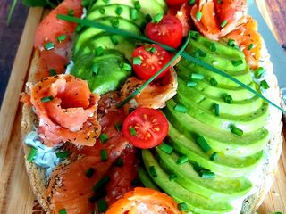 Tartine saumon, avocat et concombre