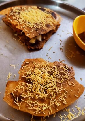 खाकरा मेयो सैंडविच (khakhra mayo sandwich recipe in Hindi) रेसिपी मुख्य फोटो