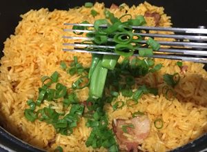 Una foto de Arroz de Tocineta y Cebollín en Olla Rápida