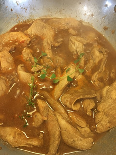 Una foto de Pechuga de Pollo bañada en Limon y con Cebolla en Caramelo