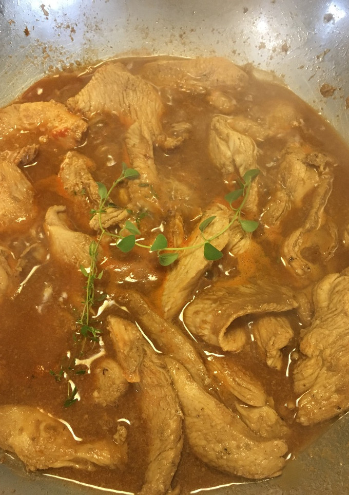 Una foto de Pechuga de Pollo bañada en Limon y con Cebolla en Caramelo