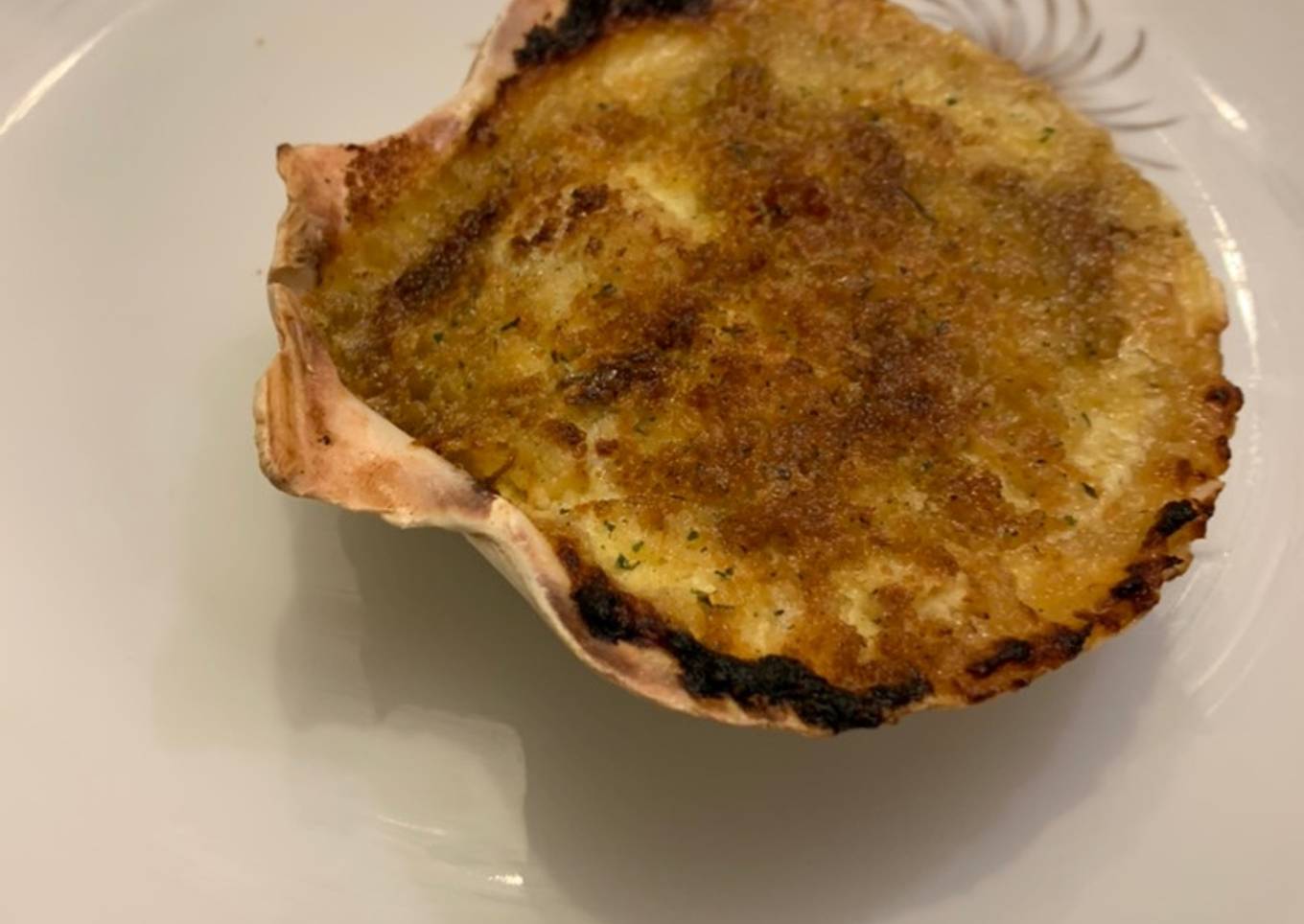 Vieiras gratinadas rellenas de marisco