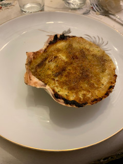 Una foto de Vieiras gratinadas rellenas de marisco