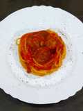 Spaghetti quadrati al pomodoro con polpette di sarde