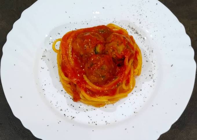 Spaghetti quadrati al pomodoro con polpette di sarde