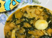 Una foto de potaje con espinacas y comino