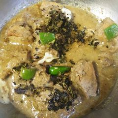 A picture of Creamy chicken with green pepper.