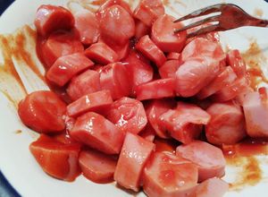 Una foto de Cena de flojos (salchichas con ketchup)