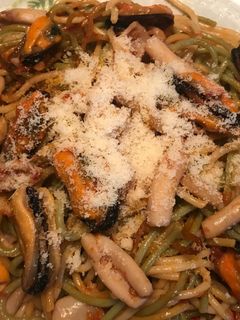 Una foto de Espaguetis con calamares y mejillones