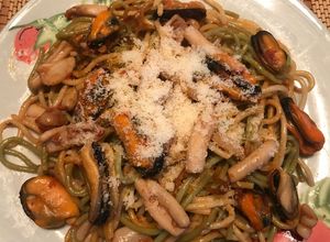 Foto principal de Espaguetis con calamares y mejillones