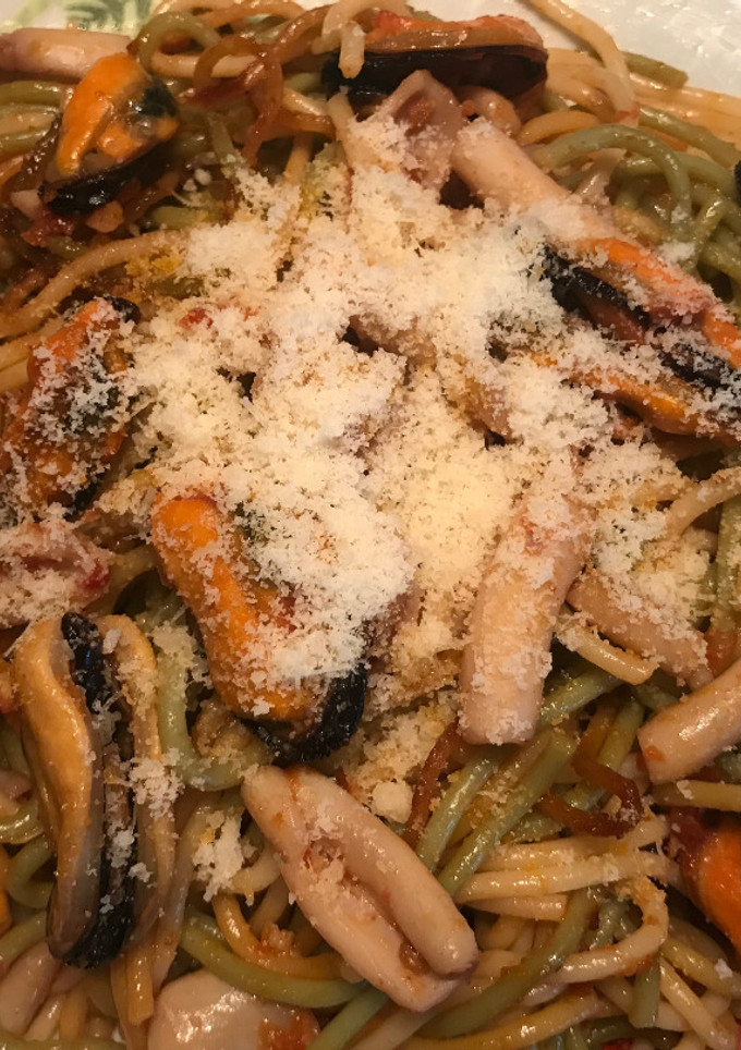 Una foto de Espaguetis con calamares y mejillones