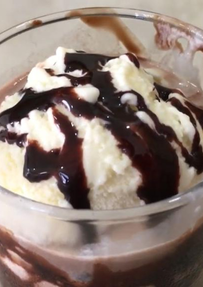 சாக்லேட் மில்க் ஷேக் (Chocolate Milkshake) செய்முறை முக்கிய புகைப்படம்