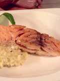 Salmón relleno de Mascarpone y tocineta sobre Risotto de limón