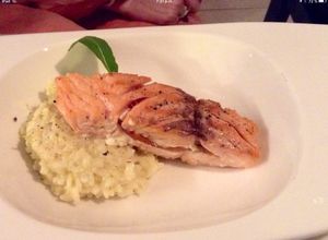 Una foto de Salmón relleno de Mascarpone y tocineta sobre Risotto de limón