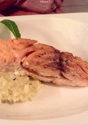 Una foto de Salmón relleno de Mascarpone y tocineta sobre Risotto de limón