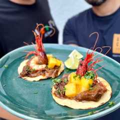 Una foto de Tacos de Carrillera y Gamba Roja