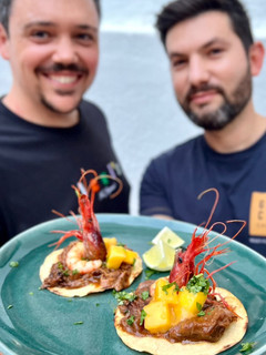 Una foto de Tacos de Carrillera y Gamba Roja