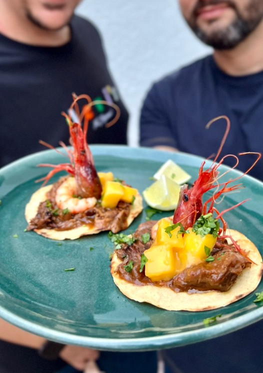 Una foto de Tacos de Carrillera y Gamba Roja