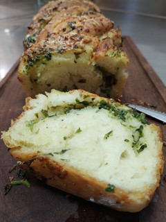 Una foto de Pan de ajo y perejil