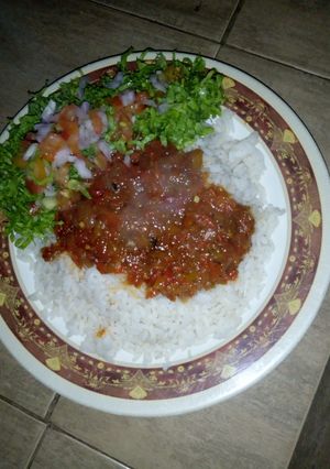Shinkafa da miya da salat ainihin hoton girkin