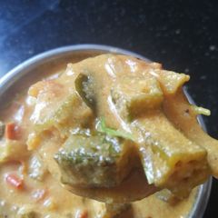 A picture of Vendakkai puli kulambu.