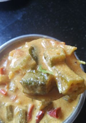 A picture of Vendakkai puli kulambu.
