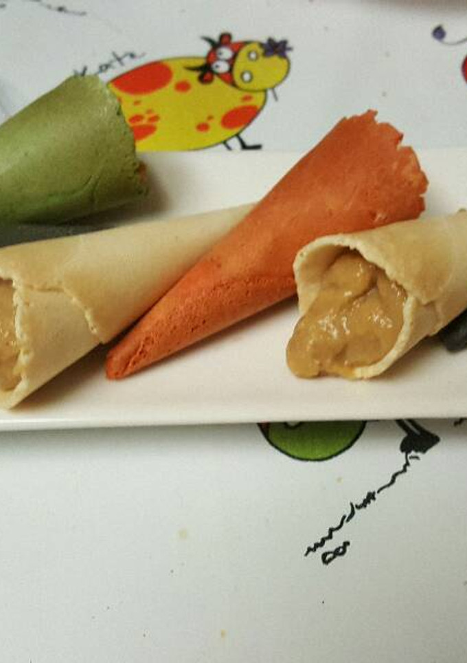 Una foto de Canapés cucurucho y marisco