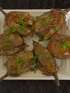 झणझणीत सुकं खार वांग (Sukka Khar Vang Recipe In Marathi) रेसिपी चे मुख्य फोटो