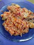 Arroz al disco con verduras, pollos y salchichas parrilleras